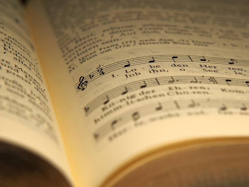 Ein aufgeschlagenes Gotteslob mit dem Lied 